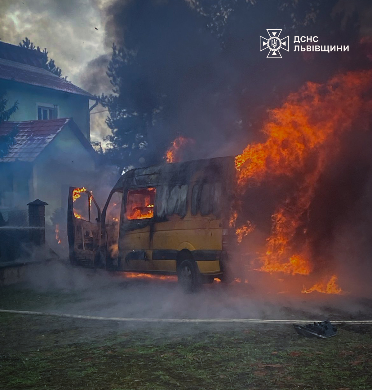 Семеро прикарпатців постраждали в ДТП, де вщент згорів мікроавтобус на Львівщині (ФОТО)