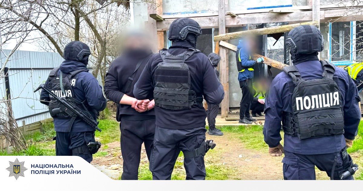У прикарпатця виявили незаконні автомат і набої: чоловік переховувався від слідства (ФОТО)