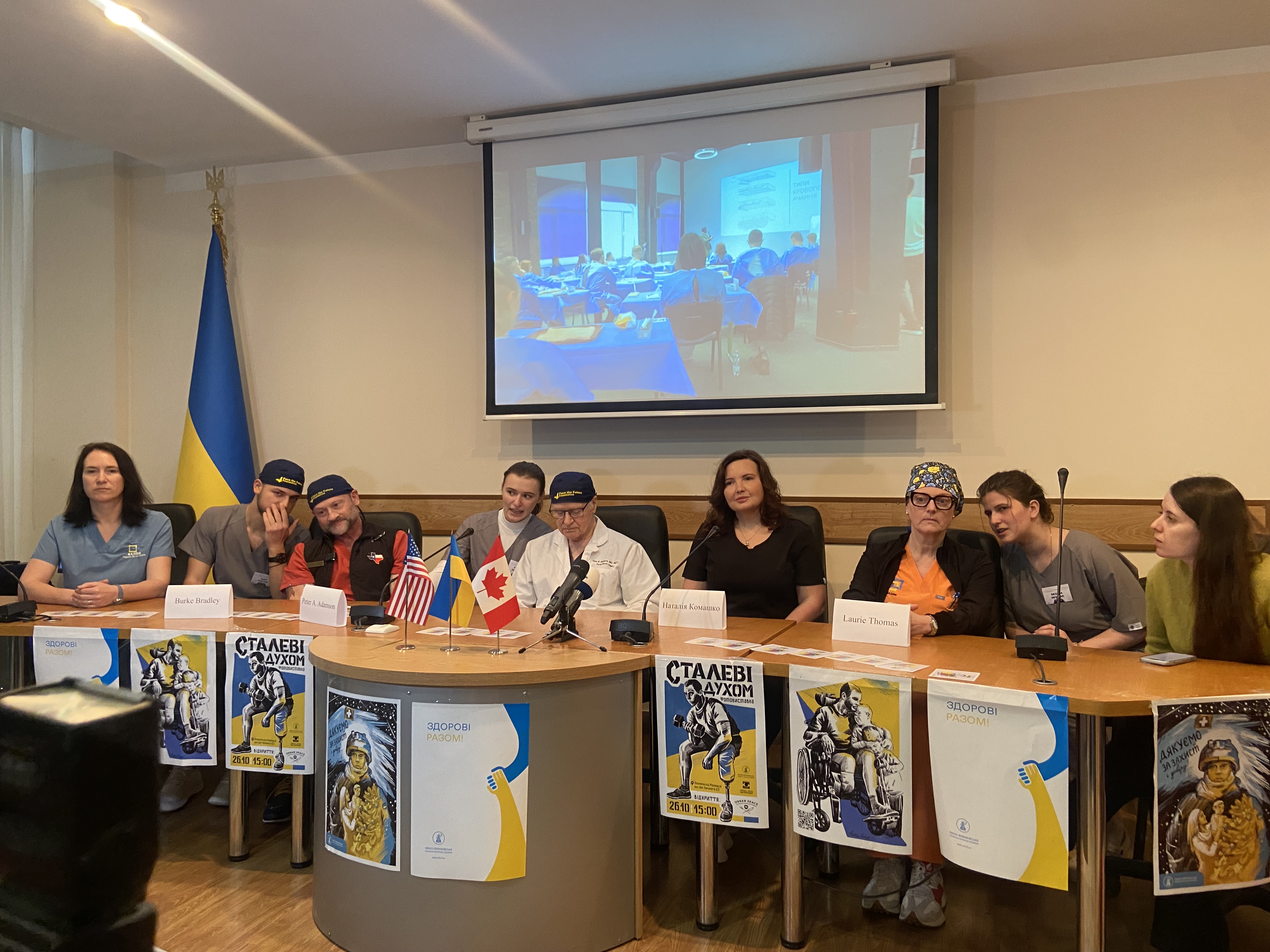 Американські хірурги провели понад 80 операцій українським захисникам за тиждень: у Франківській ОКЛ підписали меморандум про міжнародну співпрацю (ФОТО)