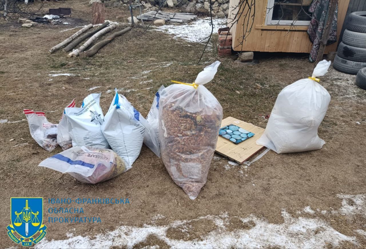 125 кілограмів бурштину: на Прикарпатті судитимуть збувачів “сонячного каменю” (ФОТО)