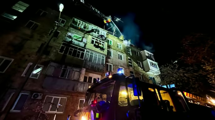 Під час нічних обстрілів у 9 областях вирували пожежі: на Житомирщині постраждав рятувальник