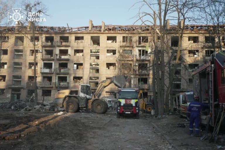 У Києві завершили пошукові роботи після масовного російського обстрілу: 12 загиблих
