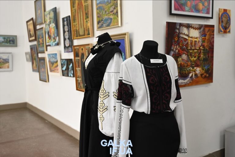 Ювелірні прикраси, вишивка, кераміка: у Франківську відкрили художню Великодню виставку (ФОТО)