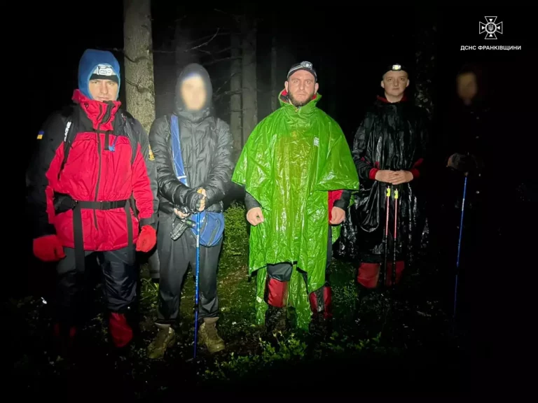 У горах заблукали двоє туристів з Коломийщини: рятувальники їх відшукали (ФОТО)