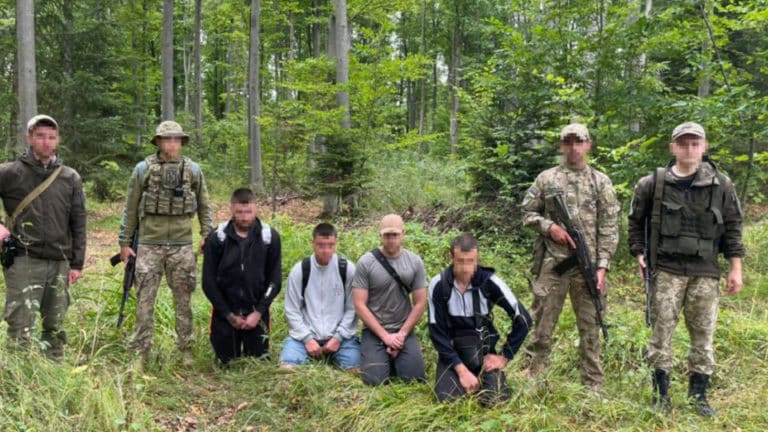 З України незаконно виїхали майже 45 000 чоловіків, ще 30 000 затримали – комісія Ради