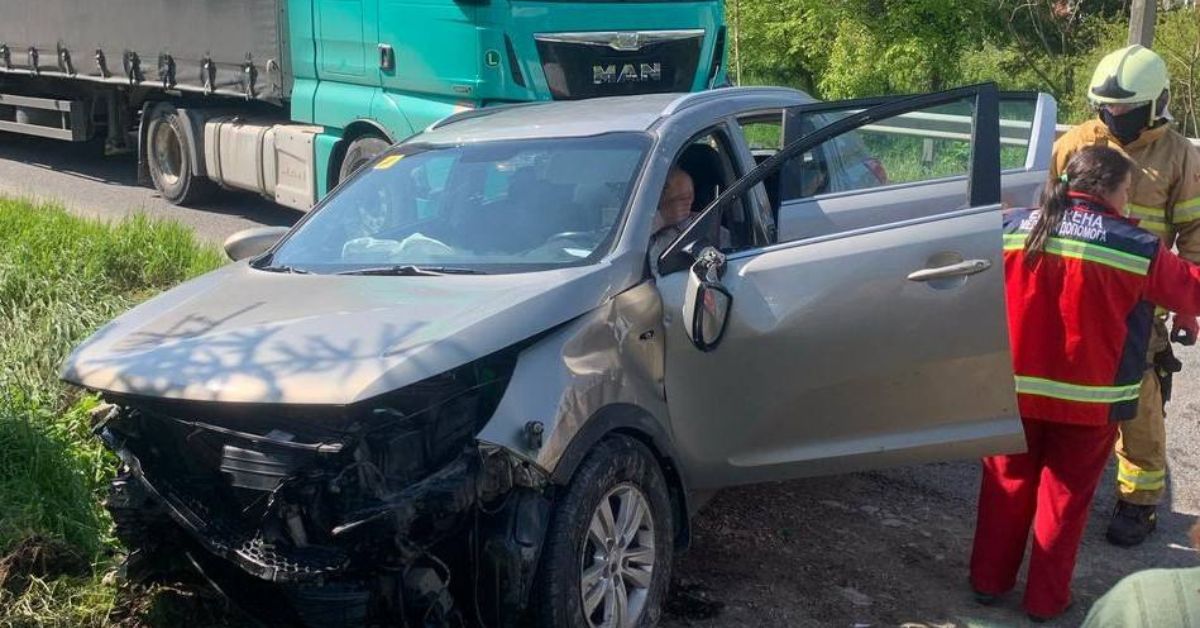 У Делятині автівка перекинулася у кювет: водія “вирізали” рятувальники (ФОТО)