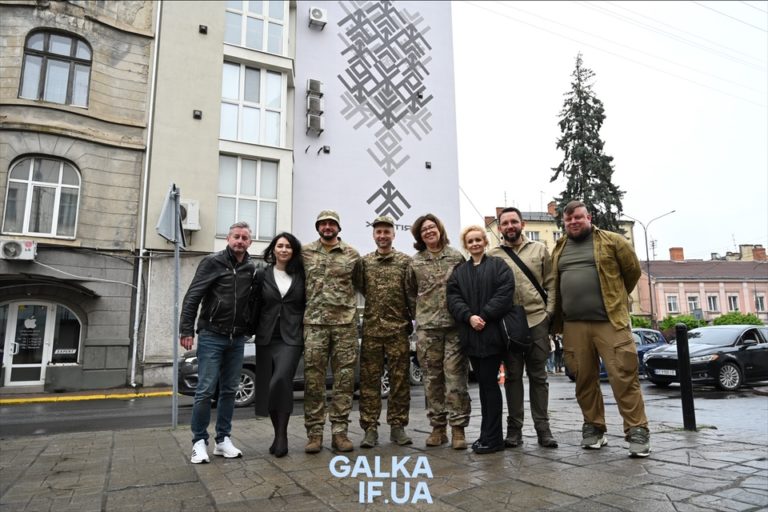 У центрі Франківська відкрили мурал бригади «Хартія» (ВІДЕО, ФОТО)