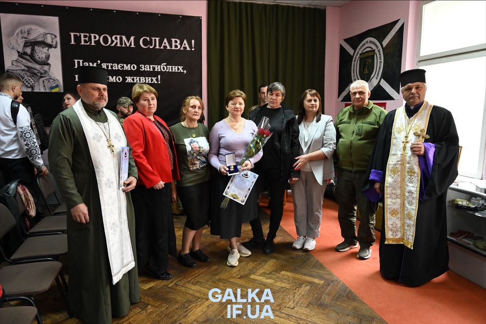 “Хочу бути достойною мамою свого сина”: у Франківську відзначили матерів-волонтерок загиблих Героїв (ФОТО)