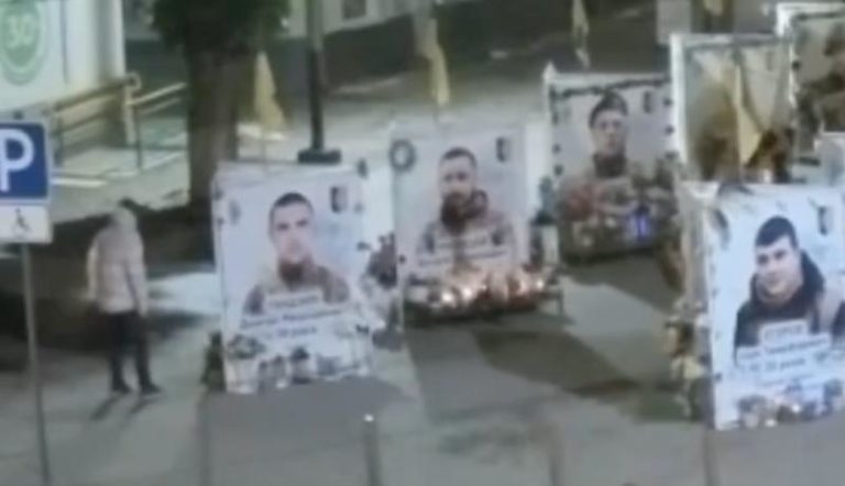 У Надвірній чоловік вкрав квіти біля портретів воїнів: він перебуває на обліку в психлікарні (ВІДЕО)