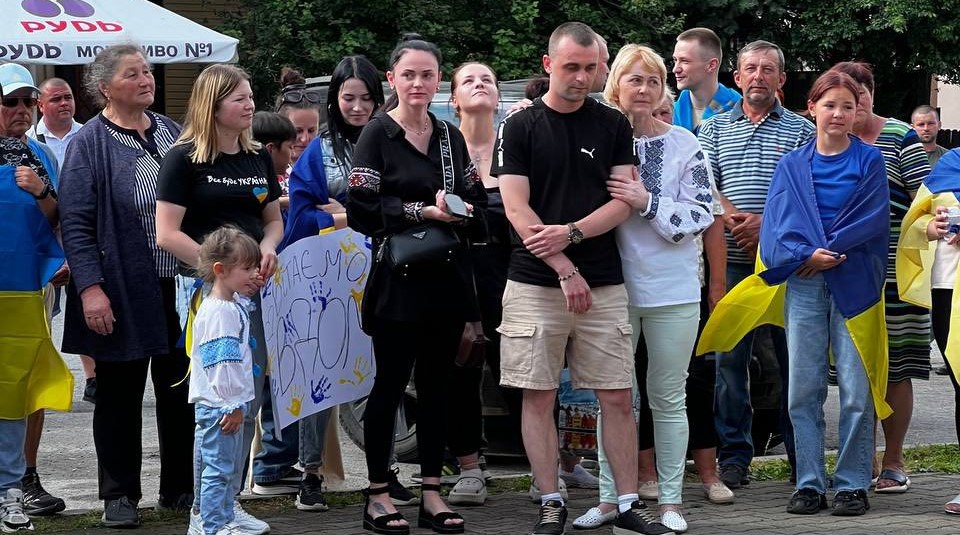 У Ворохті після понад трьох років полону зустріли захисника Юрія Варцаб’юка (ФОТО)