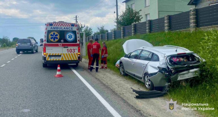 У селі Лоєва зіткнулися Mercedes та Renault: четверо постраждалих, серед них двоє дітей (ФОТО)