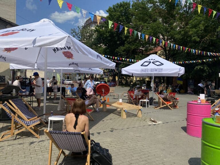 Дрони, татуювання, книги та багато інших цікавинок: у Франківську проходить благодійний фестиваль “Здибанка” (ФОТО)