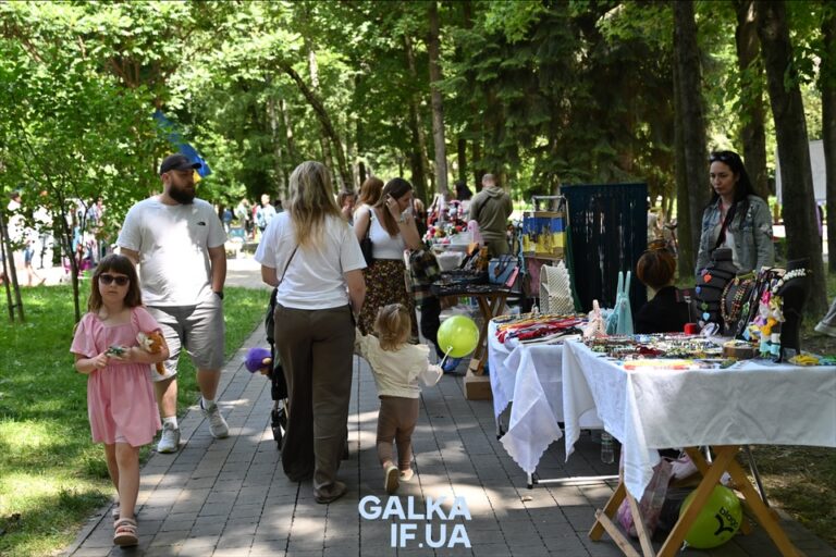 Ярмарок, майстеркласи, вистави: у парку Шевченка триває родинне благодійне свято “Суботня погулька” (ФОТОРЕПОРТАЖ)