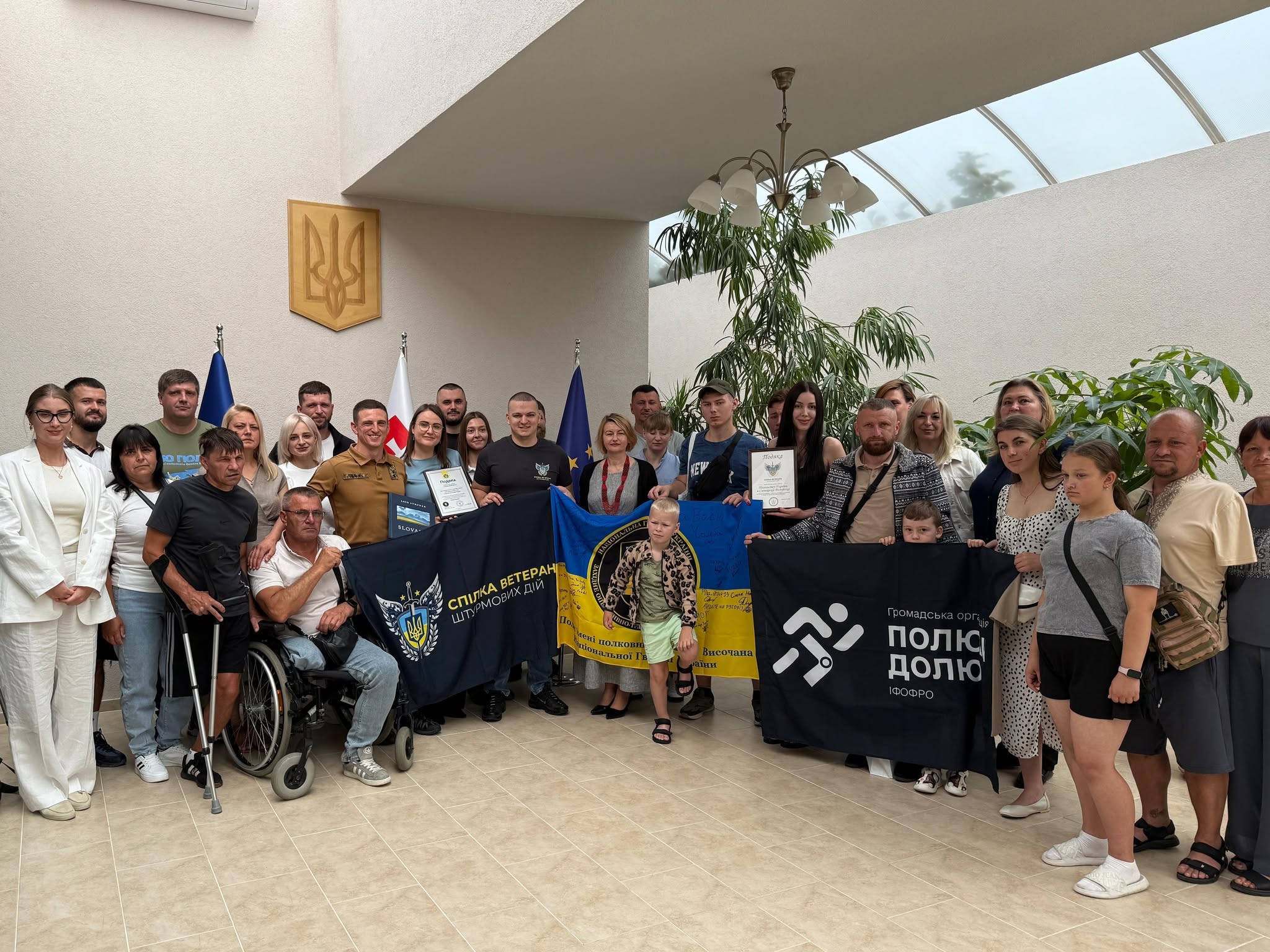 Щирі зустрічі, підтримка та благодійний турнір: прикарпатські ветерани відвідали посольство України у Словаччині (ФОТО)