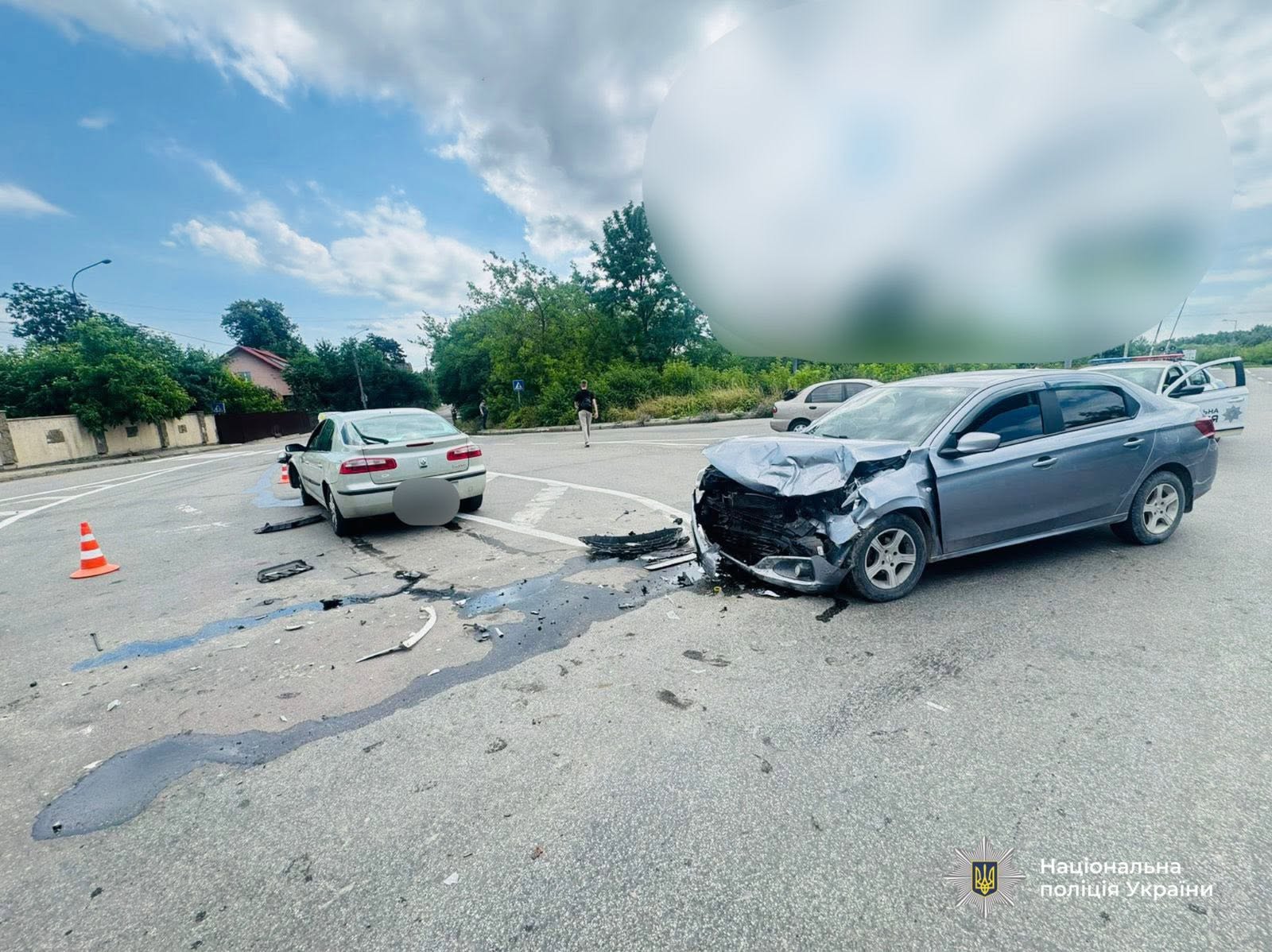 У Франківську зіткнулися Renault та Peugeot: госпіталізували пасажира (ФОТОФАКТ)
