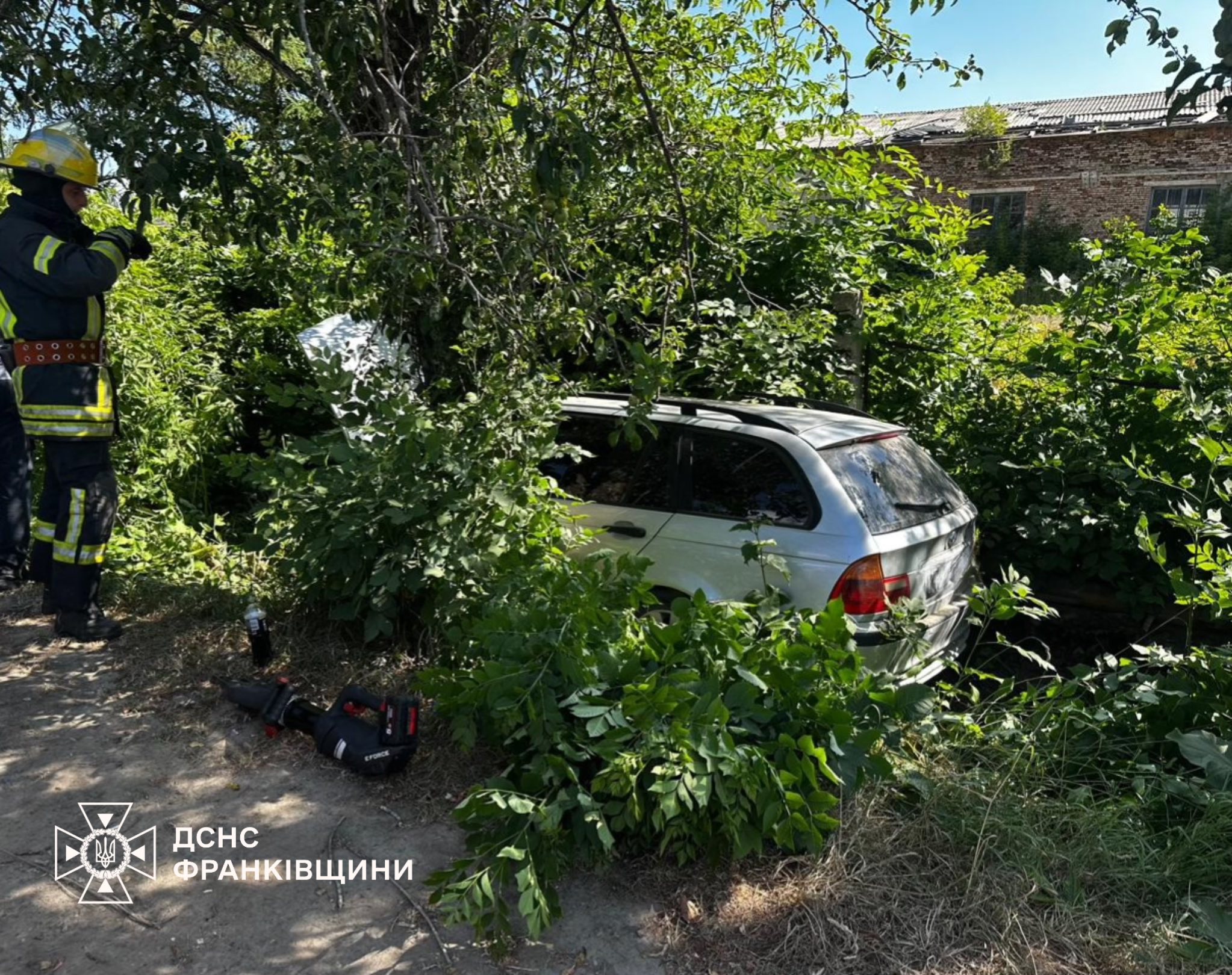 Рятувальники деблокували постраждалого з автомобіля після ДТП на Надвірнянщині (ФОТО)