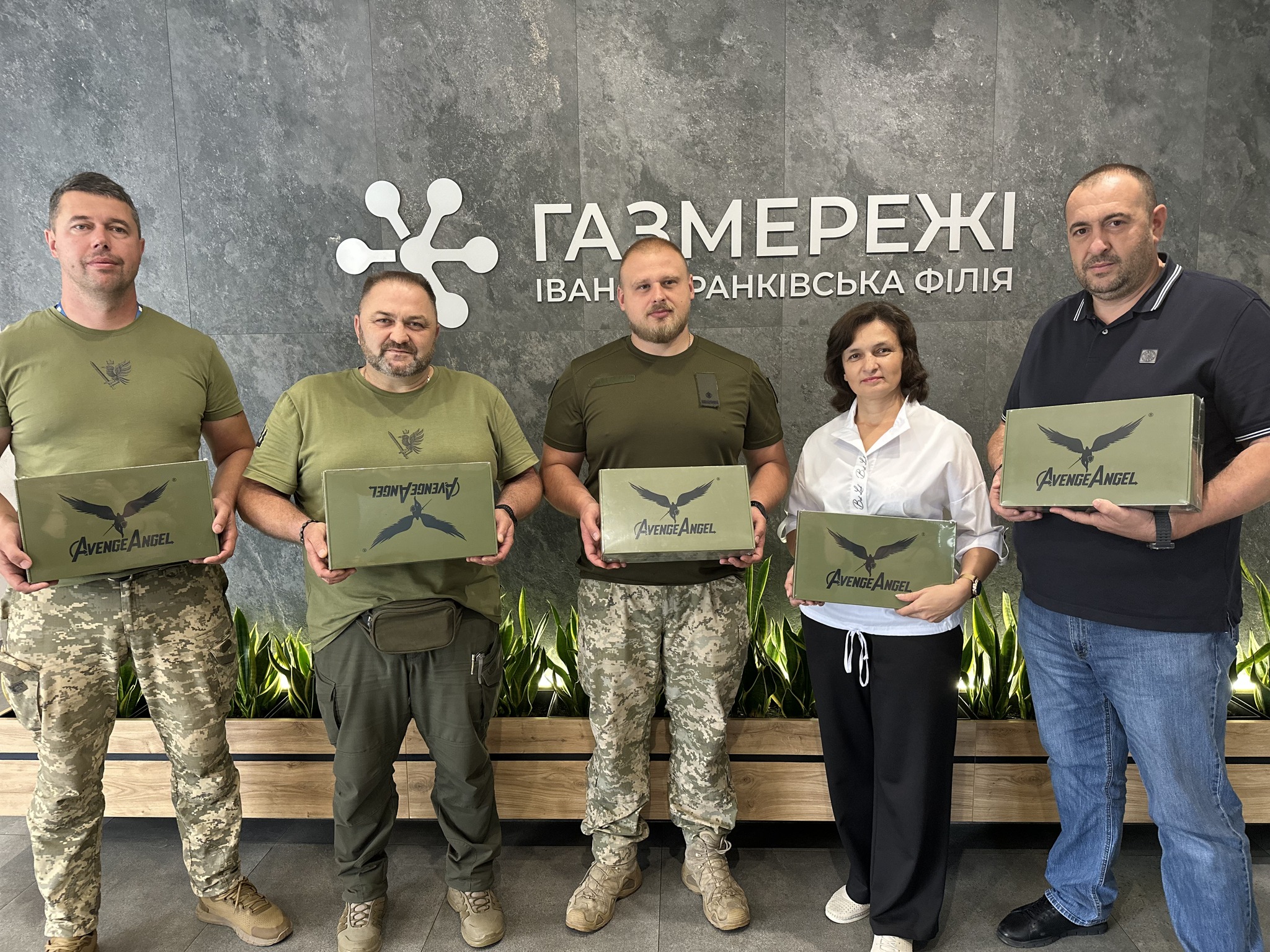 Працівники “Газмережі” передали 102 бригаді антени для дронів на 400 тисяч гривень (ФОТО)