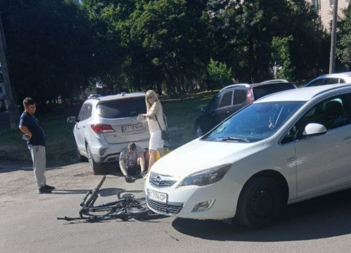 У Франківську кур’єр на велосипеді потрапив під колеса авто (ФОТО)