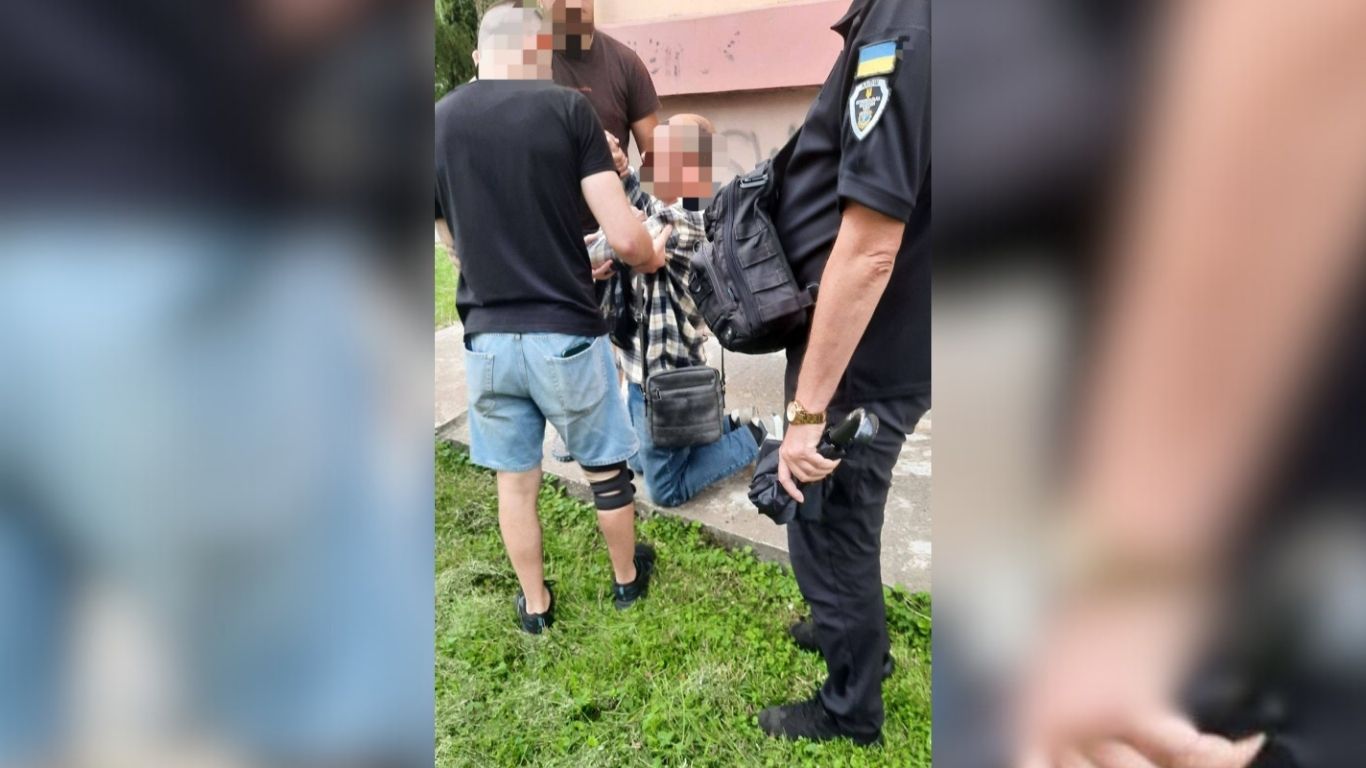Ледве тримався на ногах: п’яного калушанина додому привели муніципальні інспектори