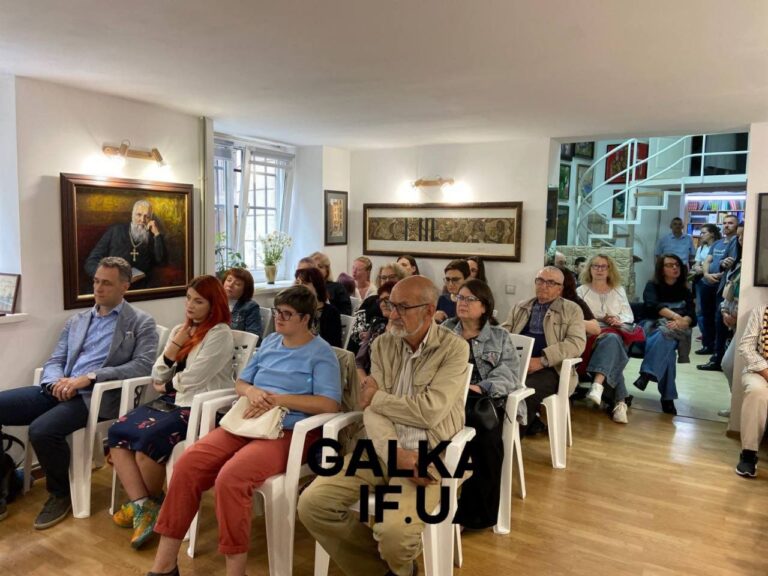 У Франківську презентували збірку хайку “Молоде гінко” Левка Довгана на папері з опалого листя (ФОТО)