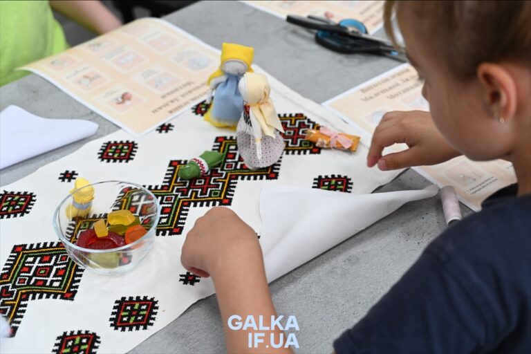 У Франківську діти захисників створювали традиційні ляльки-мотанки (ФОТО)