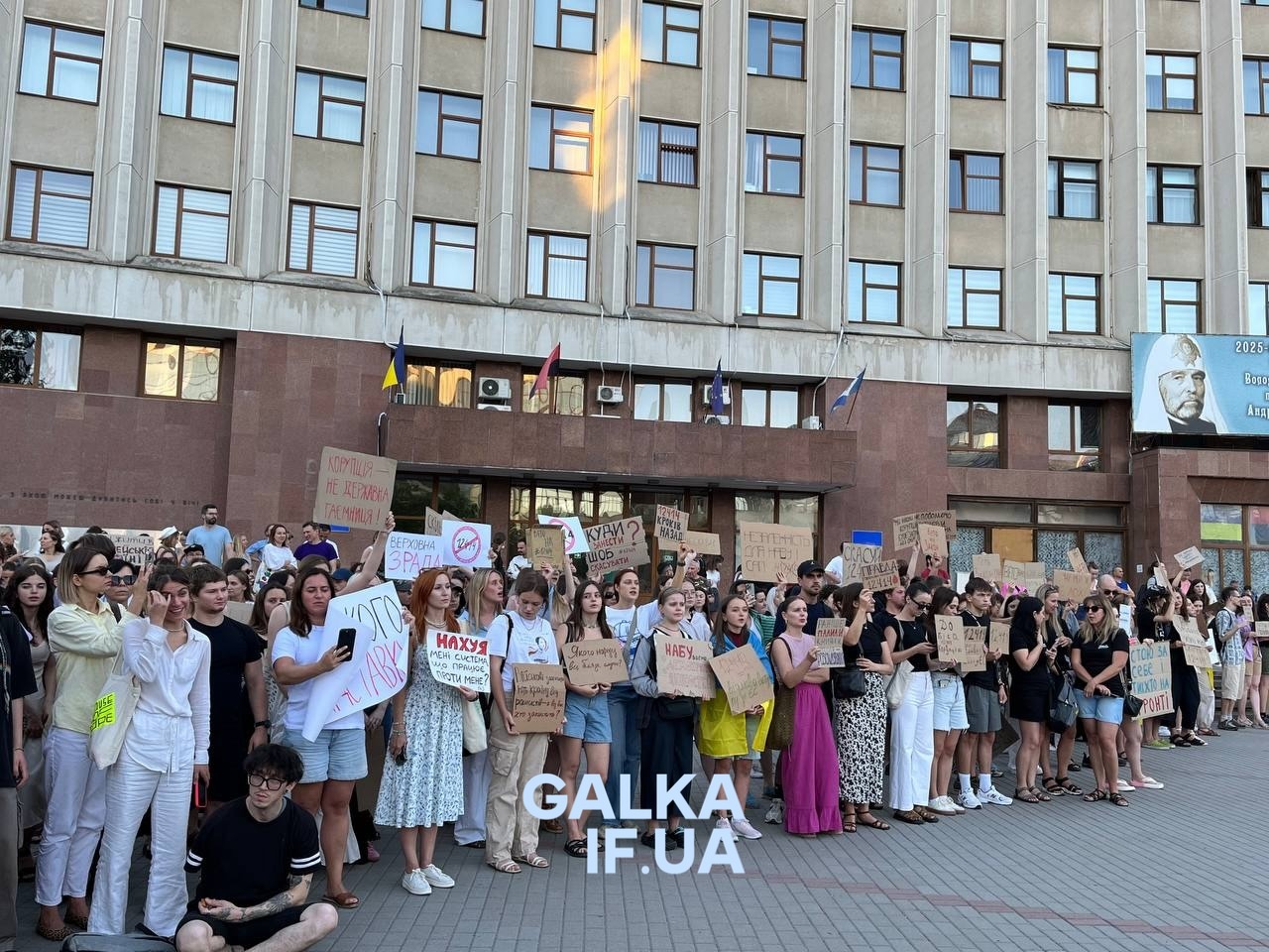 “Він як завжди з нарадою, а не з народом!”: що думають франківці про реакцію Марцінківа на акцію проти закону 12414