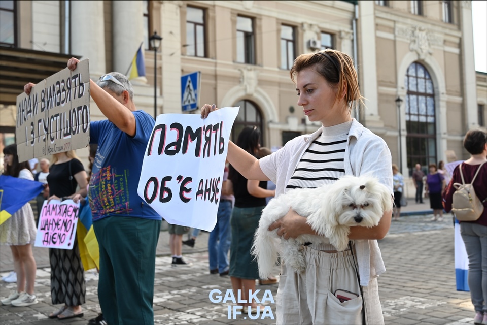 “Пам’ять - це зброя”: у Франківську активісти нагадують про хвилину мовчання