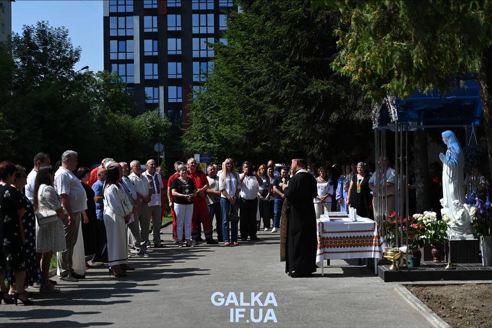 У Франківську встановили капличку для “швидкої” та відзначили медиків з нагоди професійного свята (ФОТО)