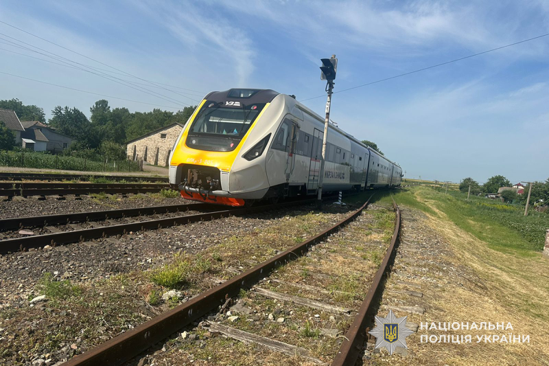 Поїзд “Коломия – Рава-Руська” збив жінку біля колії