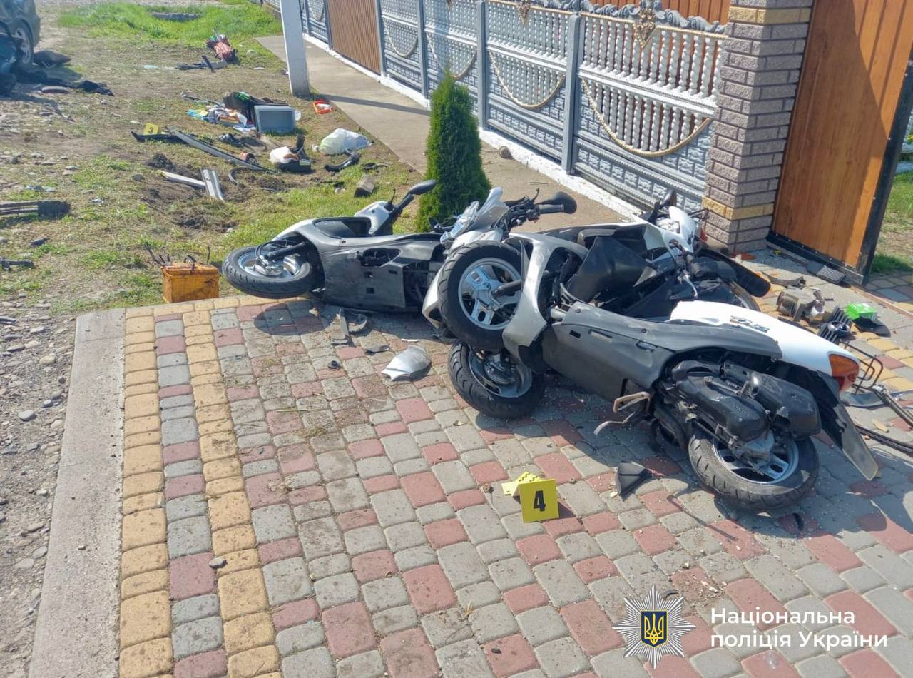 На Снятинщині водій Opel влетів у припарковані скутери: є травмовані (ФОТО)