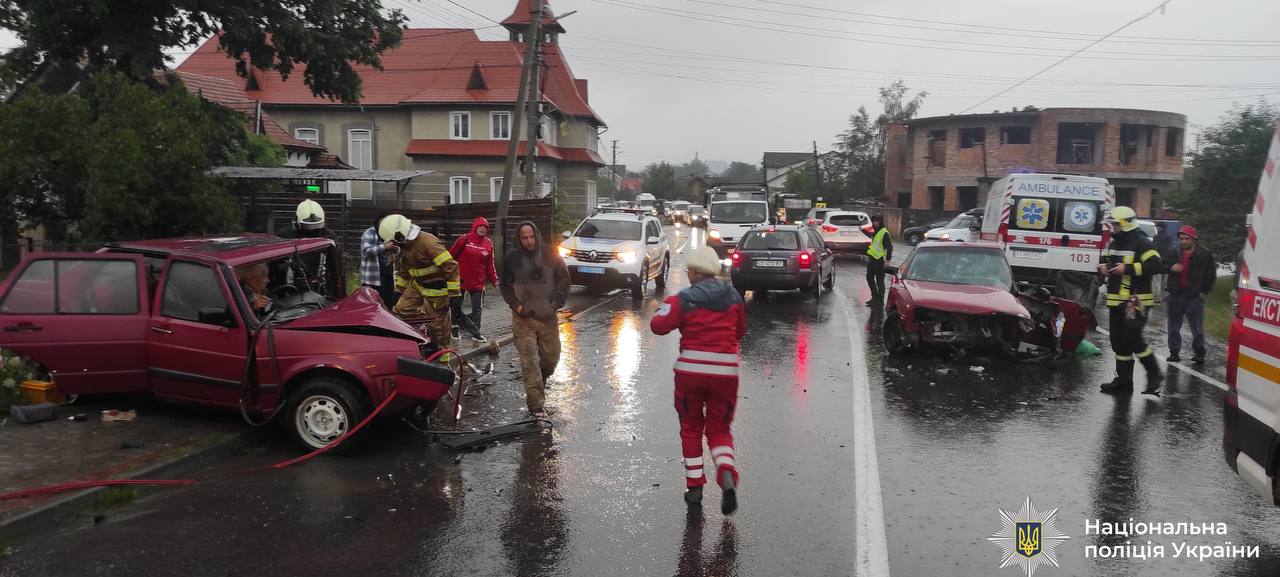 У Делятині на “зустрічній” зіткнулися Audi та Volkswagen: обох водіїв госпіталізували (ФОТО)