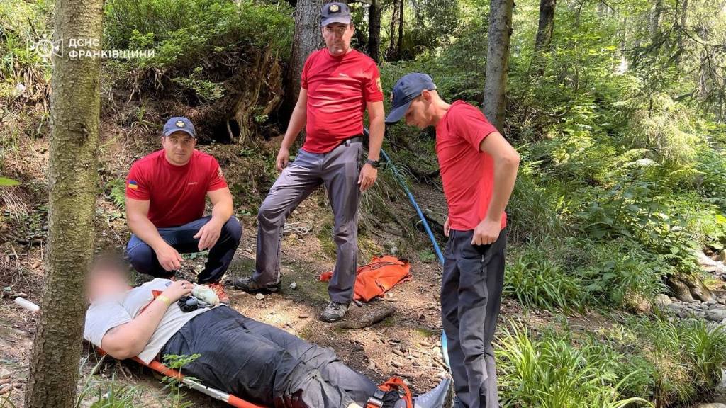 На Говерлі травмувалась туристка: знадобилась допомога рятувальників