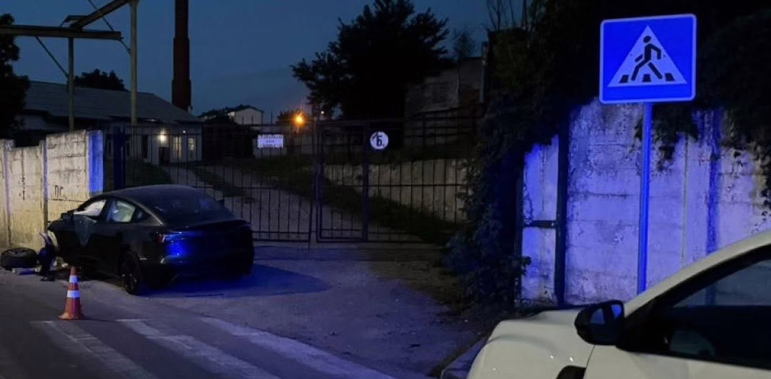 Водій Tesla, котрий не розминувся з бетонним парканом у Франківську, був нетверезий – поліція