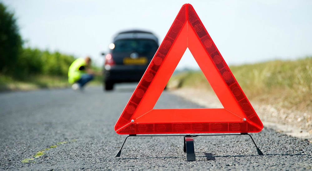 У Франківську біля ТЦ “Арсен” Mercedes збив самокатника: його госпіталізували (ВІДЕО)