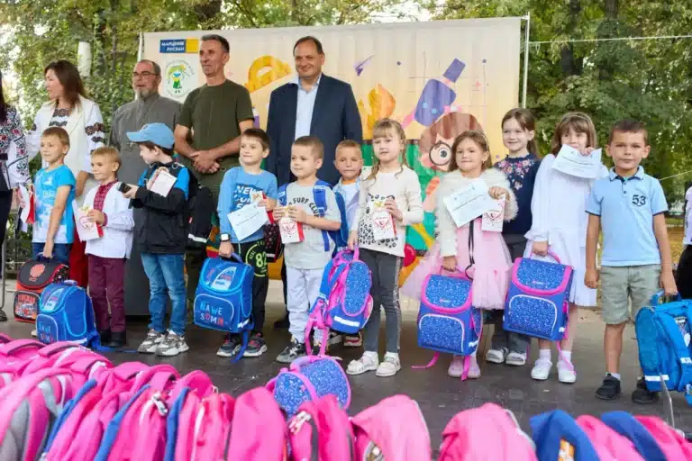 У Франківську 386 школярів захисників отримали шкільні набори та грошові сертифікати