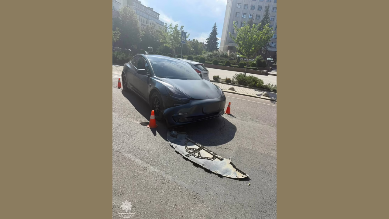 У центрі Франківська водій Tesla без прав намагався втекти від поліції: на нього склали чотири адмінпротоколи