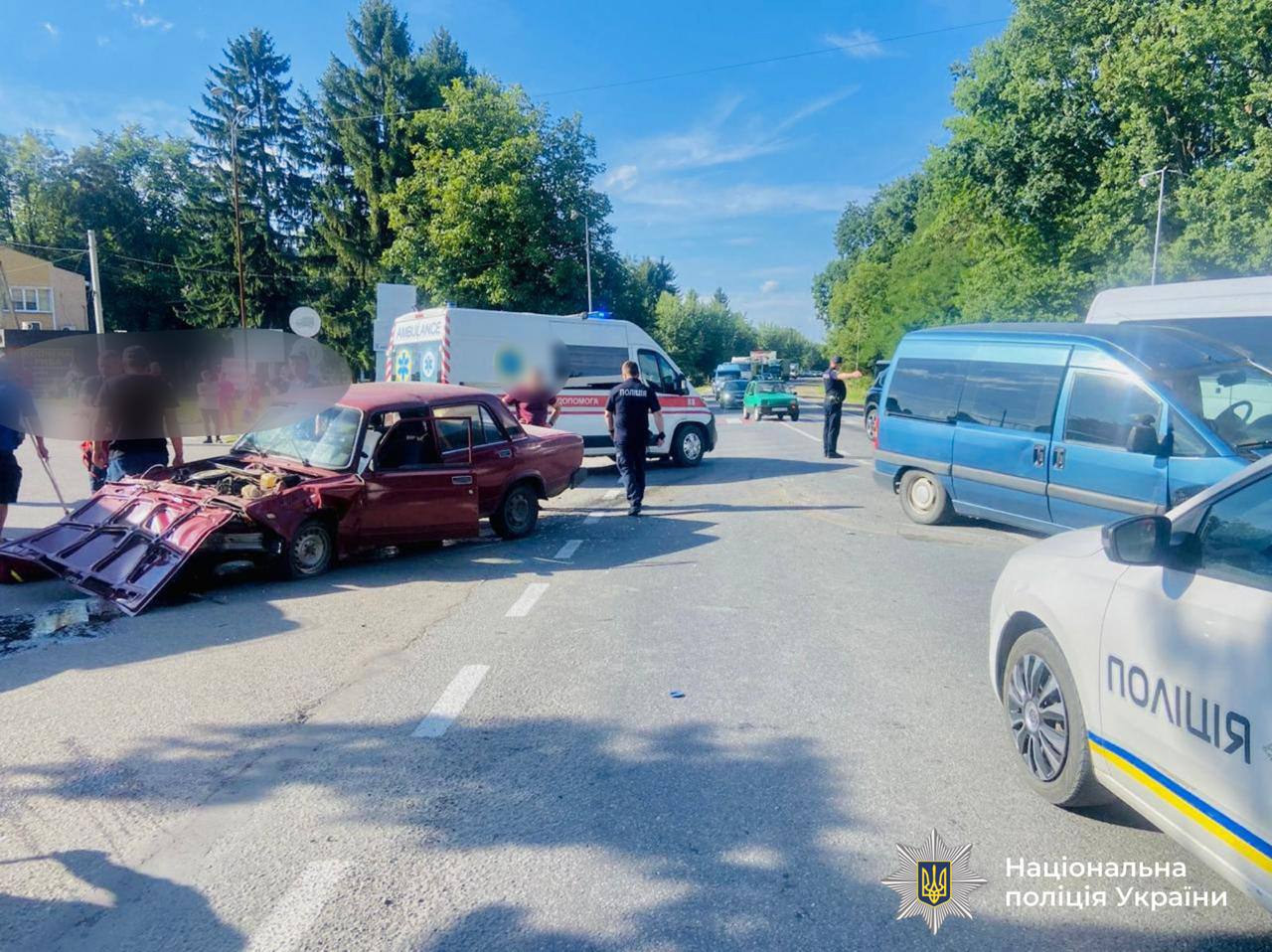 У Бурштині зіткнулися ВАЗ та Citroën: двоє постраждалих (ФОТО З МІСЦЯ)