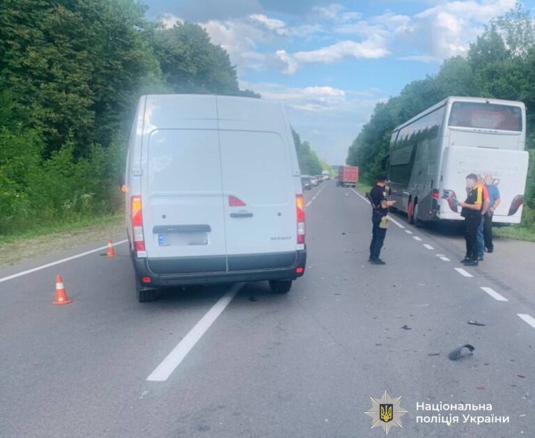 Поблизу Боднарева автомобіль зіткнувся з автобусом (ФОТО)