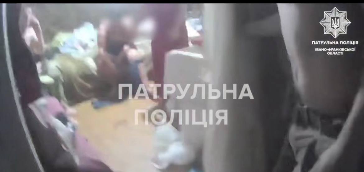 На Хіміків патрульні врятували жінку з різаною раною ноги (ВІДЕО)