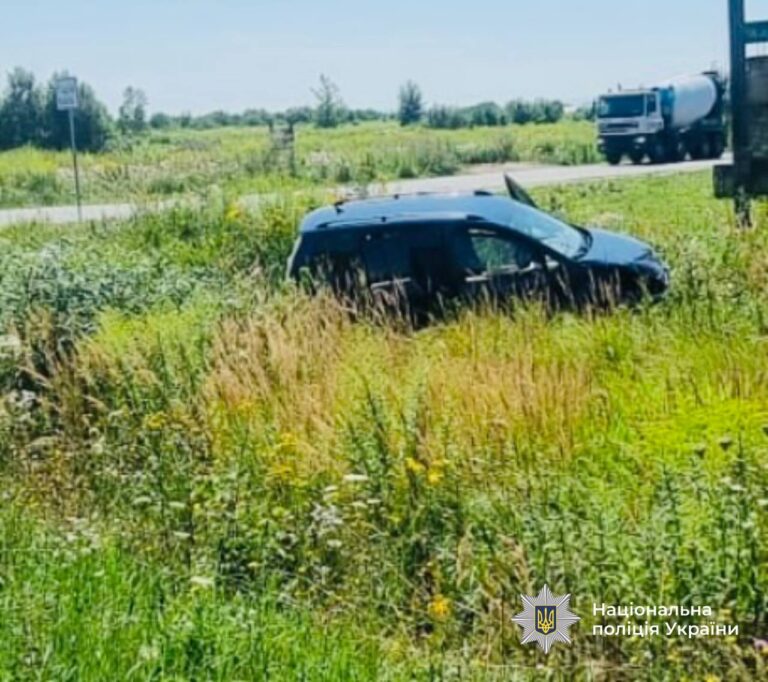 Автівка в кюветі: у ДТП біля Франківська постраждав підліток (ФОТО)