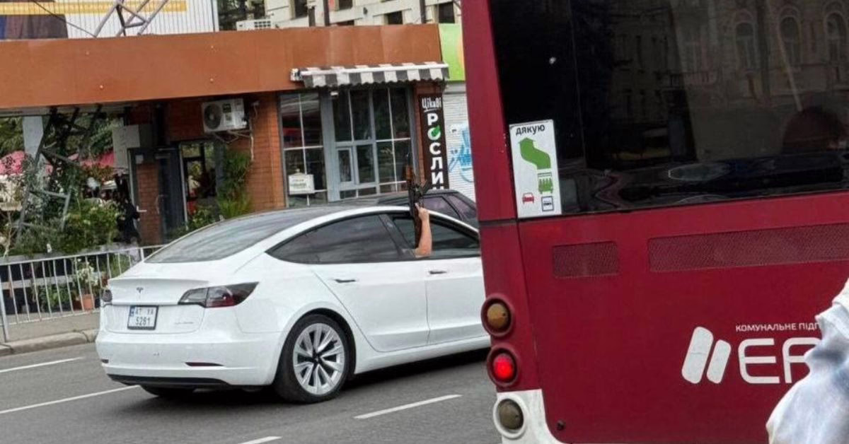 Їхав з автоматом у вікні: у Франківську розшукують водія Tesla (ФОТОФАКТ)