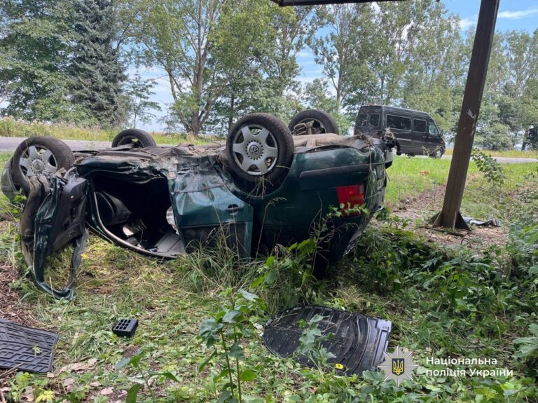 На Тисменицькій авто врізалося у рекламний щит та перекинулося — четверо постраждалих (ФОТОФАКТ)
