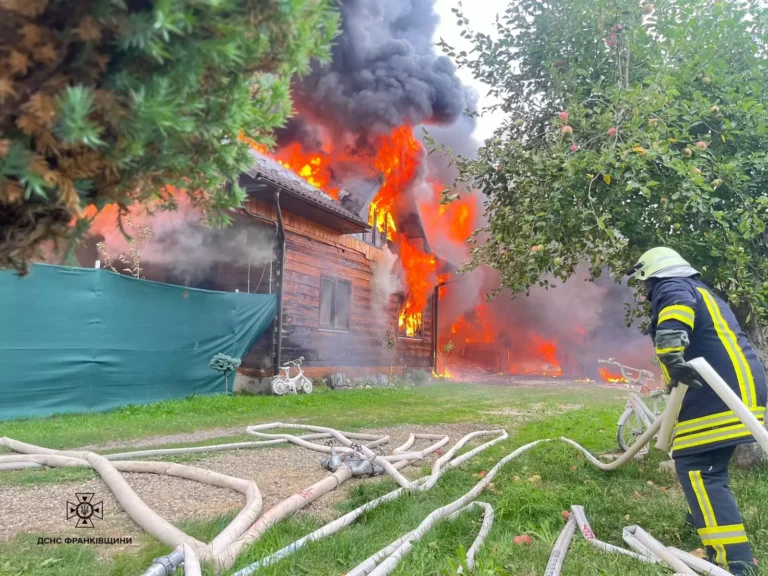 На Прикарпатті горів дерев’яний будинок та прибудова