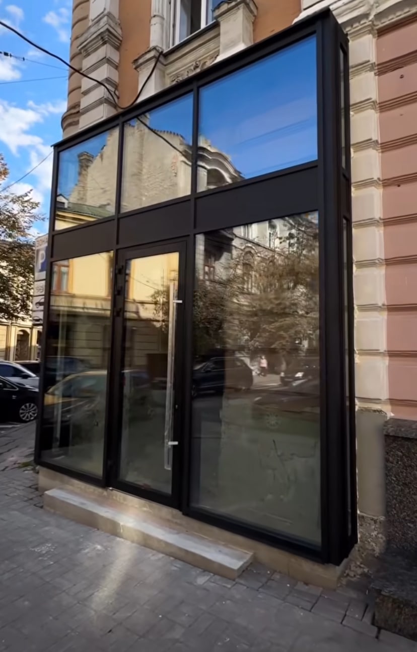 «Це по суті добудова МАФу»: у Франківську до пам’ятки архітектури додали скляну прибудову (ФОТО)
