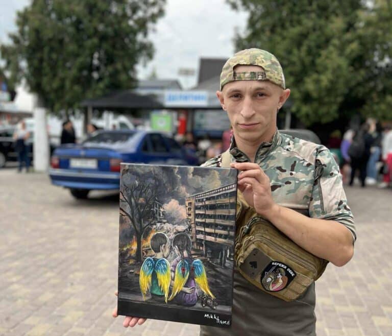 Набиває тату під обстрілами: історія прикарпатського воїна-художника Михайла Остап’юка (ФОТО)