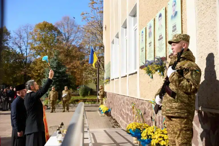 У Франківську відкрили анотаційні дошки захисникам Станіславу Сахніку і Тарасу Кадуку