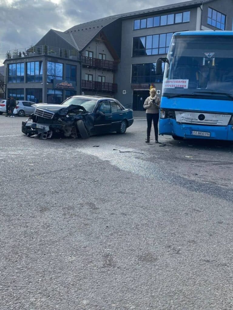 У Делятині легковик зіткнувся з автобусом, у якому були 45 пасажирів (ФОТОФАКТ)