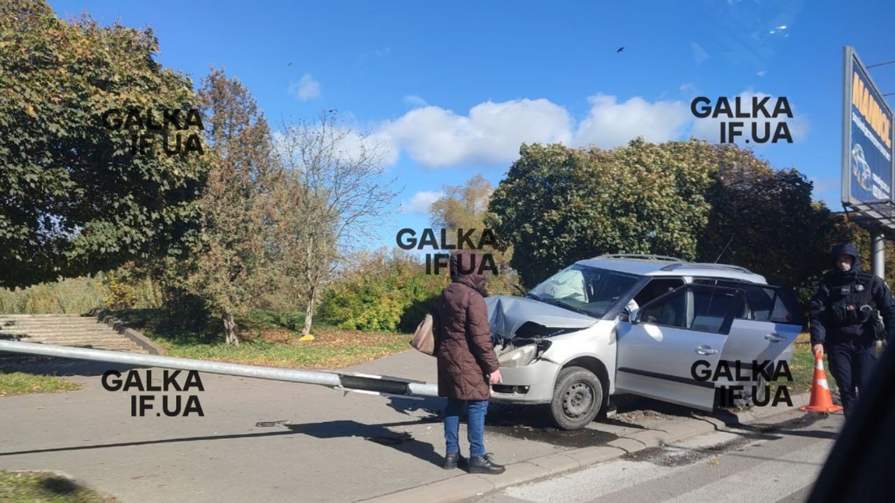 На Набережній авто наїхало на дорожній знак: травмувалася 6-річна дитина (ФОТО)