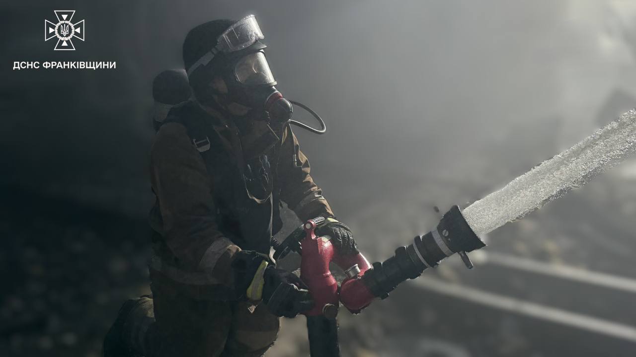 Сотня рятувальників на Прикарпатті ліквідувала пожежу після російського обстрілу (ФОТО)