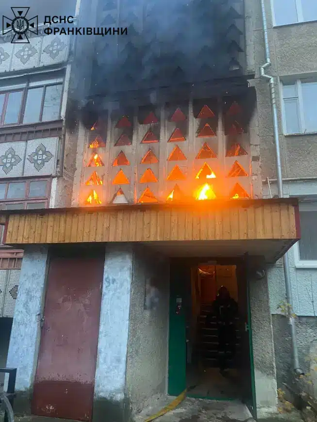 Горіло сміття: у Франківську з будинку евакуювали трьох мешканців